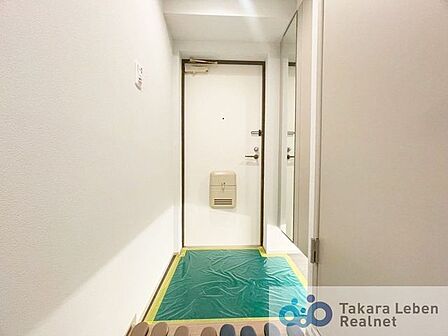 訪れる方を優しくお出迎えする落ち着いた玄関。毎日の外出や帰宅の際にも気持ちを落ち着かせてくれる空間になりそう。