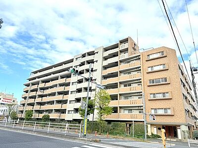 外観：街に馴染みつつも確かな存在感を放つ、洗練された外観。シンプルながらも細部まで配慮されたデザインが、上質な暮らしへの期待を高めます。