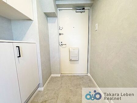 シンプルな玄関は、インテリアを選ばず、すっきりとした印象。毎日の外出・帰宅をスムーズに迎えられます。
