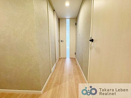 ナチュラルカラーの室内廊下、明るく開放感のある空間を演出します。