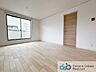 室内：家族が集まる場所だからこそ、採光と通風を確保した心地よいリビングとなっております。自然と家族皆が揃い、笑顔が溢れる場となりそうです。