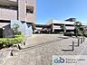 エントランス：マンションエントランスです。落ち着いた温かみのある色調で、住む人をやさしく迎えてくれます。