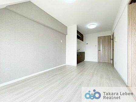 バルコニーに面した明るい空間でリラックスタイムをお過ごしいただけます。