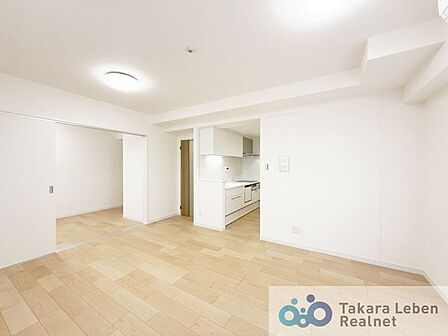 落ち着いた雰囲気と開放感を兼ね備えたリビング。家具配置の自由度も高く、ライフスタイルに合わせたレイアウトが可能です。