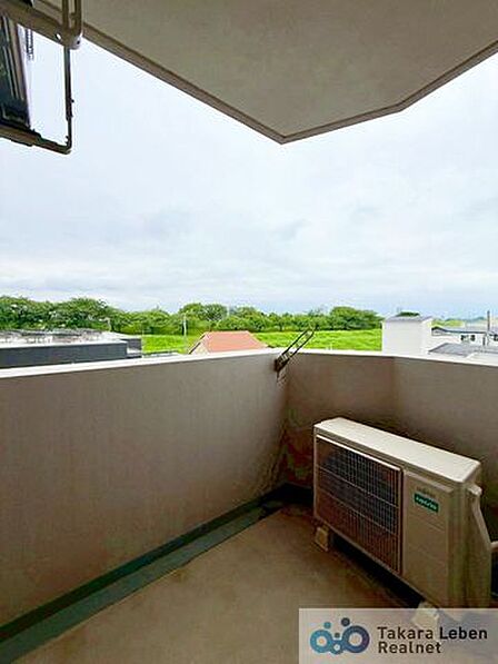 バルコニーが2ヶ所あり、開放感があります♪心地良さに包まれ、日々の暮らしをより鮮やかに彩ります。