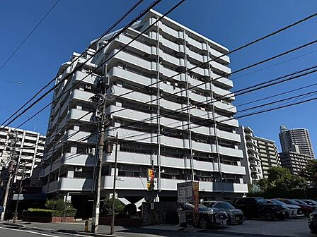 陽光を浴び照らされた美しい煌めきのフォルムが、周りの風景に馴染みながらも存在感を際立たせております。もちろん、その中にもどこか優しさを感じさせるカラーを採用し、住まう人を優しく包み込みます。