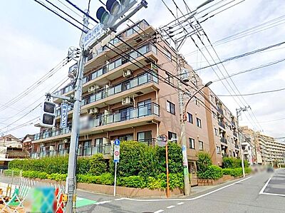 外観：陽光を浴び照らされた美しい煌めきのフォルムが、周りの風景に馴染みながらも存在感を際立たせております。もちろん、その中にもどこか優しさを感じさせるカラーを採用し、住まう人を優しく包み込みます。