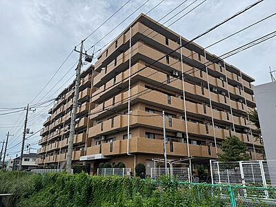 外観:大京旧分譲のライオンズマンション。土手が近く、穏やかに過ごせる住宅地です。 外観:大京旧分譲のライオンズマンション。土手が近く、穏やかに過ごせる住宅地です。