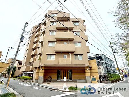 柔らかく暖かい印象を与えるカラーが基調となっている建物です。ナチュラルな雰囲気で飽きの来ない外観デザインです♪