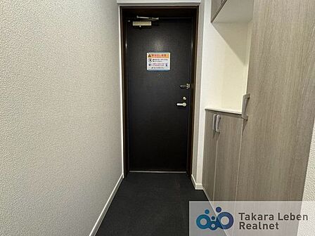 訪れる方を優しくお出迎えする落ち着いた玄関。毎日の外出や帰宅の際にも気持ちを落ち着かせてくれる空間になりそう。
