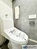 トイレ：ウォシュレット機能付きのトイレは壁掛けリモコンの上位グレードを採用。便座がスッキリした印象となり、限られた空間を広く見せる効果があります。