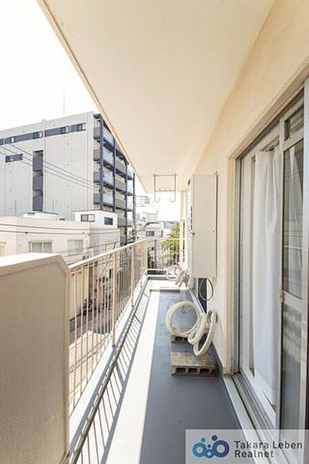 爽やかな風が吹き、採光にも恵まれてますので思わずお部屋の外へ出たくなる、そんなバルコニーです。心地良さに包まれ、日々の暮らしをより鮮やかに彩ります。