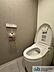 トイレ：ウォシュレット機能付きのトイレは壁掛けリモコンの上位グレードを採用。便座がスッキリした印象となり、限られた空間を広く見せる効果があります。