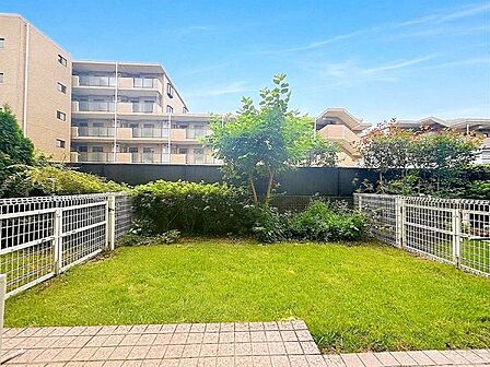 1階住戸ならではの専用庭をご用意。リビングからテラスを抜けると、陽だまりの空間へと繋がります。お庭にはチェアやテーブルを置き、ティータイムを楽しんでも良し。趣味のガーデニングや家庭菜園も楽しめそう。