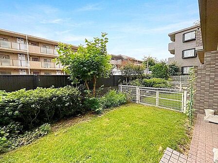 太陽の恵みを感じる温もりあふれるテラスと専用庭。風通しも良く、お洗濯物がよく乾きそうです。