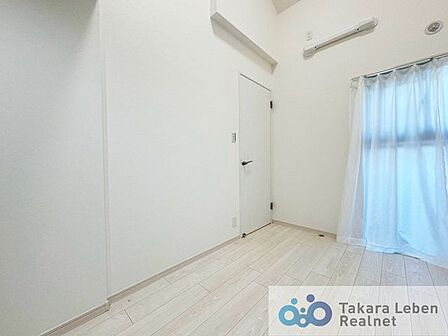 洋室(1)4.7帖。生活スタイルに合わせて自由に使える洋室。無駄のない間取りでプライベート空間を確保できます。
