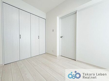 洋室(3)5.0帖。シンプルで使いやすい洋室は、寝室や書斎など多目的に活用可能。家具配置もしやすく、自分らしい空間づくりを楽しめます。