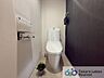 トイレ：ウォシュレット機能付きのトイレは壁掛けリモコンの上位グレードを採用。便座がスッキリした印象となり、限られた空間を広く見せる効果があります。