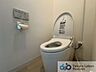 トイレ：ウォシュレット機能付きのトイレは壁掛けリモコンの上位グレードを採用。便座がスッキリした印象となり、限られた空間を広く見せる効果があります。