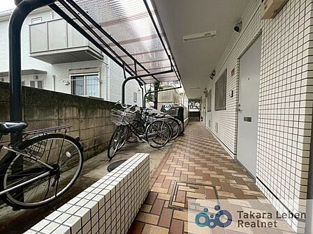 駐輪スペースは屋根付きのため、雨の日も安心して駐輪できます。