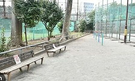 十条公園 徒歩7分。 520m