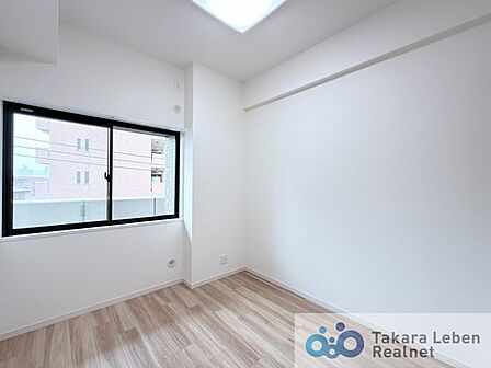 約4.7帖の洋室です。