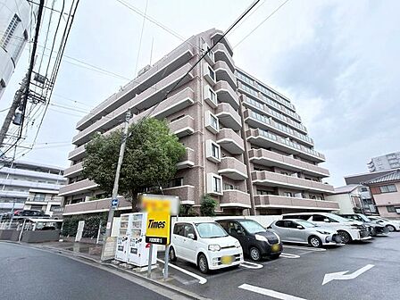 やさしいベージュ系の色合いが周囲になじむ外観。穏やかな雰囲気が感じられるマンションです。