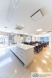 キッチンが設けられており、パーティーや料理教室でご利用いただけます。他にも各種カルチャー教室や集会室など、さまざまな用途で利用することのできるスペースです。