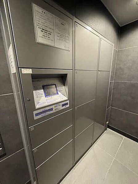 【宅配ボックス】不在時にも荷物が受け取れる宅配BOX付。共働きのご夫婦や、外出の多いご家族に便利です。
