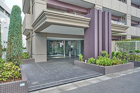 タイル張りの外構とお手入れされた植栽が住まわれる方、訪れる方を迎えてくれます。オートロック設備を備えているので防犯上の安心感があります。