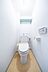 トイレ：【トイレ】快適な温水洗浄便座付きトイレ。トイレットペーパーなどを置ける棚があります。
