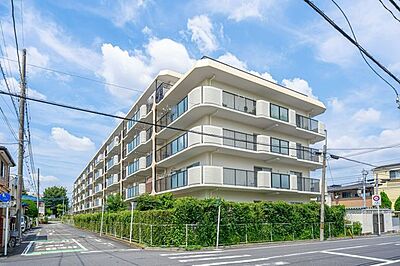 外観：【外観】白を基調とした清潔感のある外観デザインと、敷地周りに手入れされた豊かな植栽のグリーンが映える落ち着いた住環境です。
