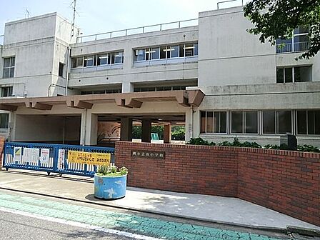 蕨市立南小学校 徒歩2分。 90m