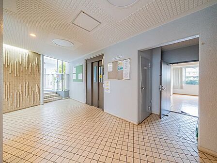 【エントランス】掃除の行き届いた綺麗なエントランス。管理体制良好です。