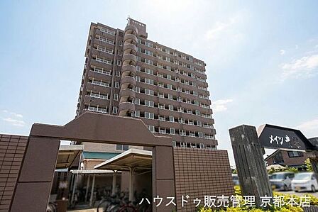 総戸数48戸、12階建てのマンションです。※AI技術を用いた天候補正を行っています。現況は現地にてご確認ください。