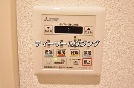 浴室暖房乾燥機がバスルーム内を換気して、カビの発生を抑えます。お洗濯物もよく乾きます。