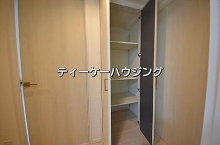 廊下に収納があると助かりますよね。
