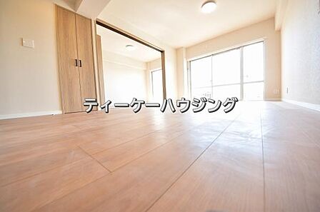 彩光をふんだんに取り入れた明るいリビングは”使いやすい形”にもこだわりました。