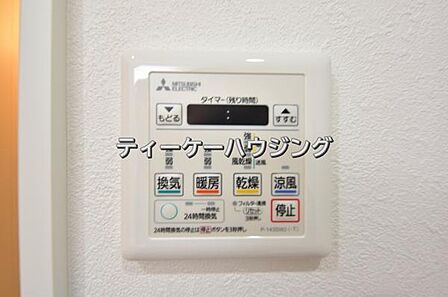 浴室暖房乾燥機がバスルーム内を換気して、カビの発生を抑えます。お洗濯物もよく乾きます。
