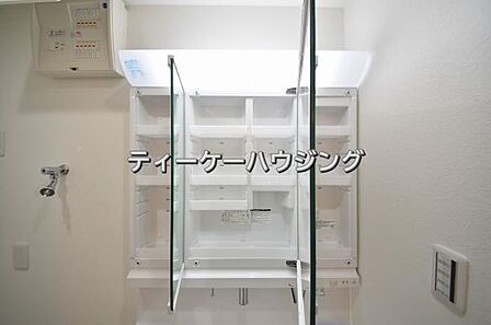 三面鏡の裏には収納がたっぷり。洗面室をすっきりきれいに使えます。