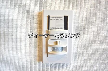 玄関には人感センサー付きの照明を設置しました。