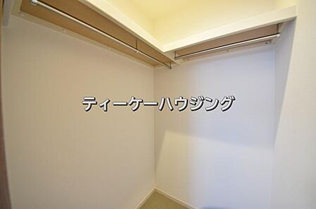 お子様も思わずかくれんぼしたくなる程広々としたWICです。ズラ〜リと洋服が掛けられちゃいます。