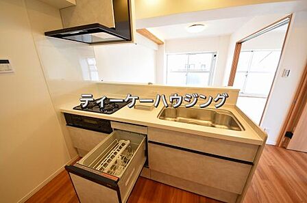 対面式キッチンからはご家族の笑顔を眺めながらお料理して頂けます。毎日の炊事が楽しくなりますね。