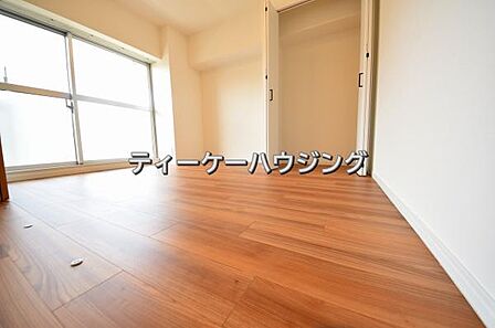 バルコニーに面した明るくて、風通しの良い心地よい洋室です。