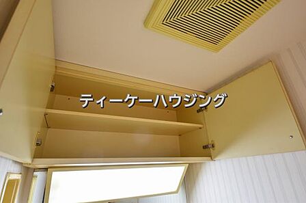 洗面所に収納があると助かりますよね。
