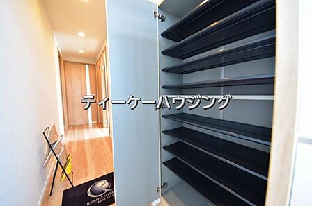 収納力たっぷり。ゆとりのシューズボックスにはママのブーツもラクラク入ります。