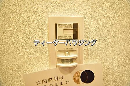 玄関には人感センサー付きの照明を設置しました。