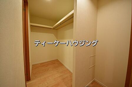 女性に嬉しい大容量のウォークインクローゼット。収納場所を気にせず、ママも安心してオシャレを楽しめます