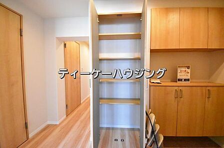 玄関に収納があると助かりますよね。