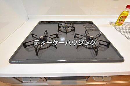 三つの調理が同時に出来てお料理時間を一気に短縮。三口ホーロートップコンロ